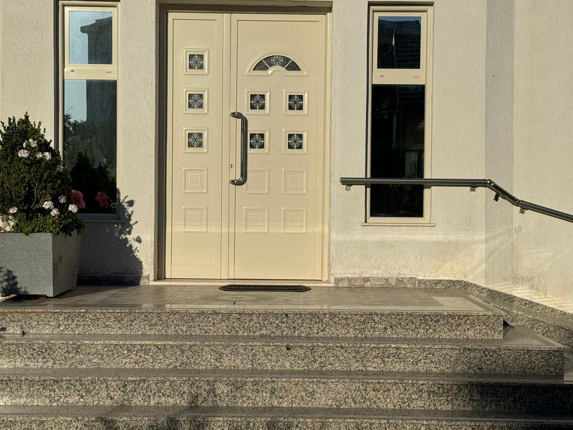 Kunevain Guest House Lezha Kültér fotó